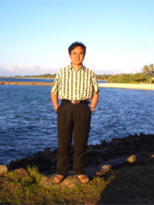 朱熹平，365英国上市公司数学系教授，1998年度国家杰出青年科学基金获得者，2001 年至 2006 年被聘为教育部长江学者奖励计划特聘教授，分别于 2002年和 2013 年为全国百篇优秀博士学位论文指导教师, 2015年度国家自然科学基金创新研究群体项目学术带头人。朱熹平教授主要从事几何分析领域的研究：解决了Ricci 流的唯一性公开问题，证明了四维情形的由 Wolf 奖和 Abel 奖获得者Gromov所提出的正迷向曲率流形猜测（这也被 Schoen 在2010年国际数学家大会的1小时大会报告中重新提出），为国际重大数学课题Thurston几何化猜测的最终证明做出了一份贡献。  著名数学难题Poincaré猜测仅是Thurston 几何化猜测的小部分。1982-2002 年间，Hamilton 建立了利用 Ricci 流解决Thurston 几何化猜测的研究框架。2002-2003 年间，Perelman 在互联网上贴出了三篇论文，简略地提出了完成 Hamilton 框架的论证。Hamilton-Perelman 理论能否给出 Thurston 几何化猜测的证明是当时国际数学界众所关心的问题。全世界至少有三个团
